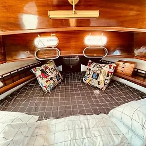Hotel en barco Vintage Classic 70s Boat!, Sant Adrià de Besòs