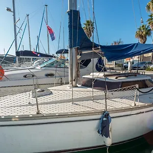 Botel Pequeno Velero En Port Forum Ideal Backpackers, Sant Adria de Besos